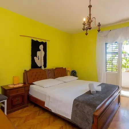 Apartment Gina Near The Sea Omis Exterior photo