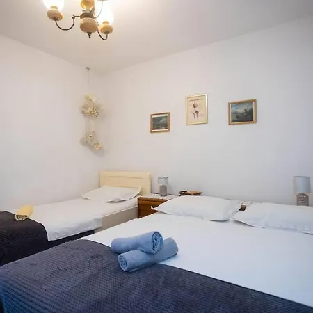 Apartment Gina Near The Sea Omis Exterior photo